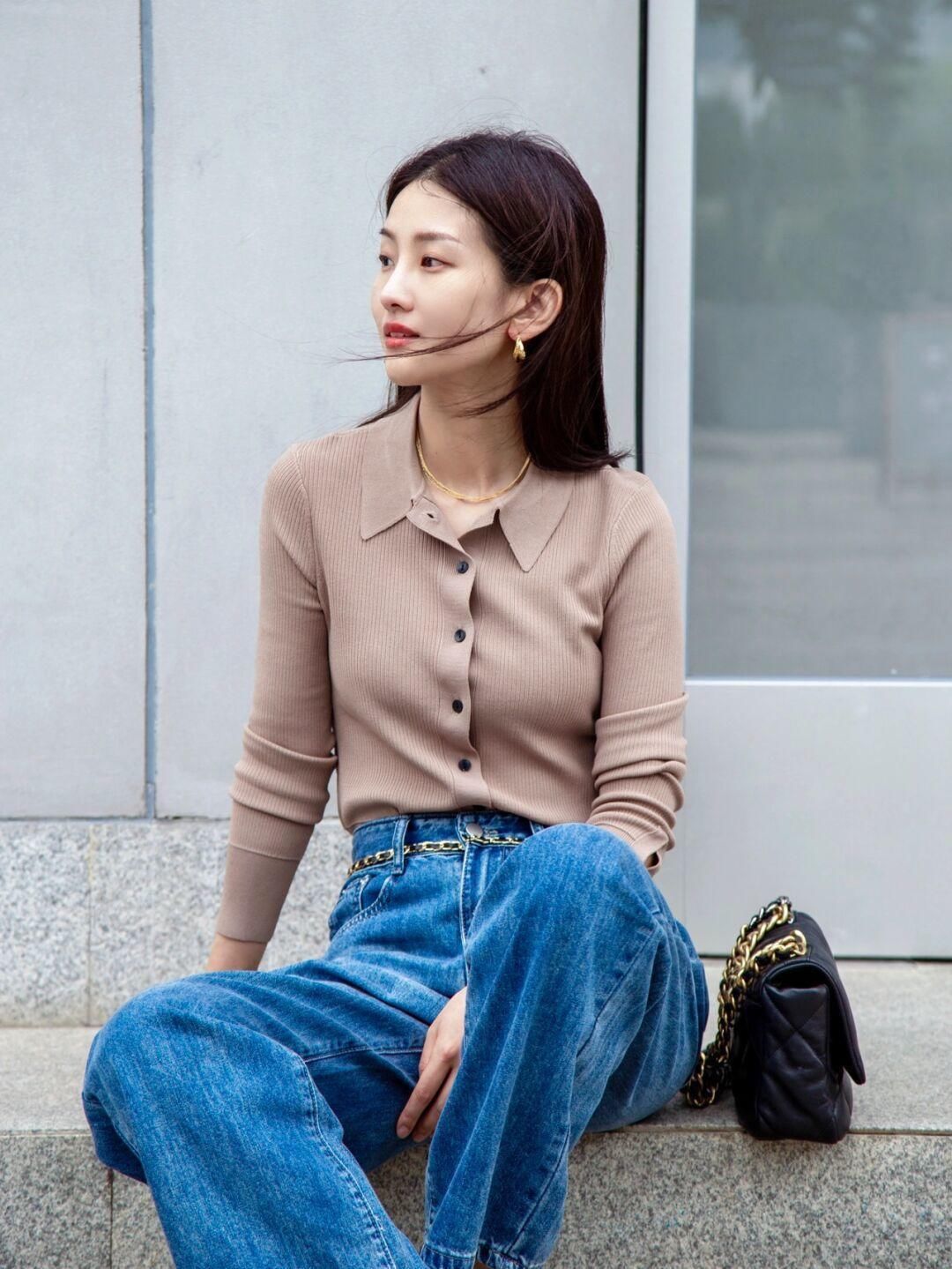 牛仔裤|针织衫选对颜色很重要，浅紫色针织衫+灰色运动裤，温柔又气质