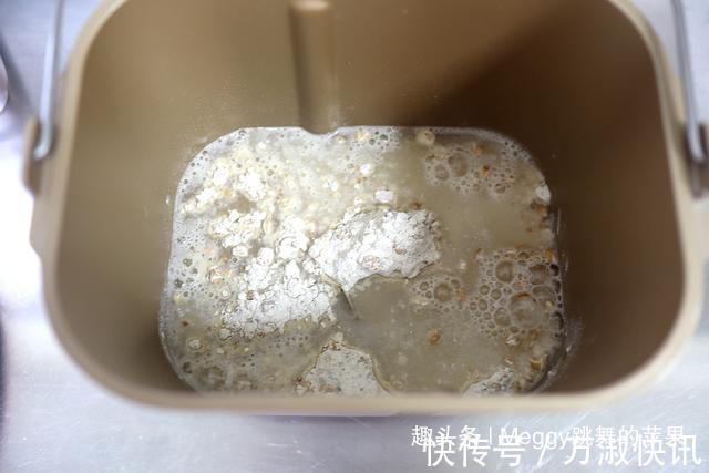 烤箱|用面包机做欧包,原来这么简单!只需加清水,外脆内嫩真地道!