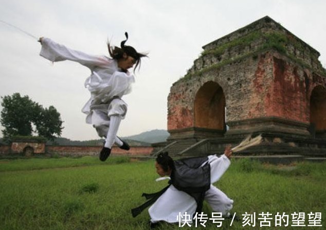 武当山|他被誉为中国轻功第一人，一跃跳上四米高墙，2公里路只需5分钟