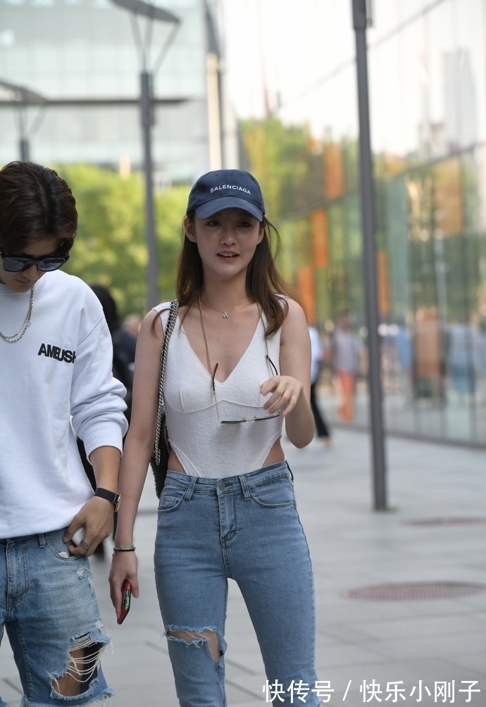 个性|苗条女生的别致穿搭,既时髦又有魅力,轻松展现个性美!