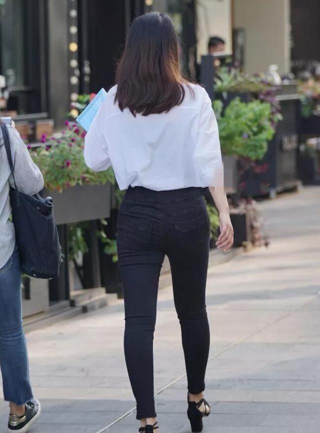 运动鞋 比较宽松版白衬衣,紧身裤配搭高跟鞋子,事实上她很聪慧