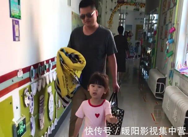 步伐|“保镖奶爸”送娃上幼儿园火了,气场,步伐没谁了