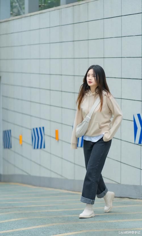 卫衣 + 小黑裤，卫衣 + 九分裤，太洋气！