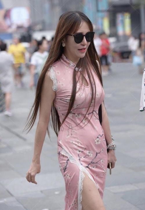 梅花纹|美女穿搭：粉色梅花纹旗袍，领口独特设计，时尚与传统相结合