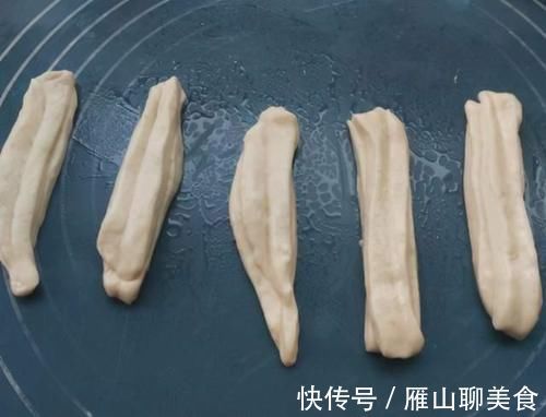 炸油条还是传统方法好,记住3点窍门,外酥里暄鼓大泡,放凉也不硬