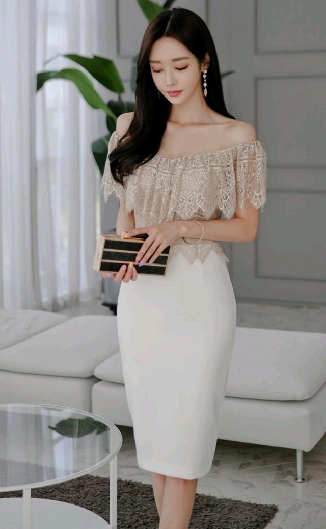 孙允珠：金箔亮片朦胧垂帘裹胸斜衩裙