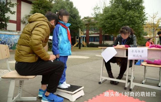 孩子|孩子2个特征暗示“身高矮”,再过几年也长不高,父母别期待了