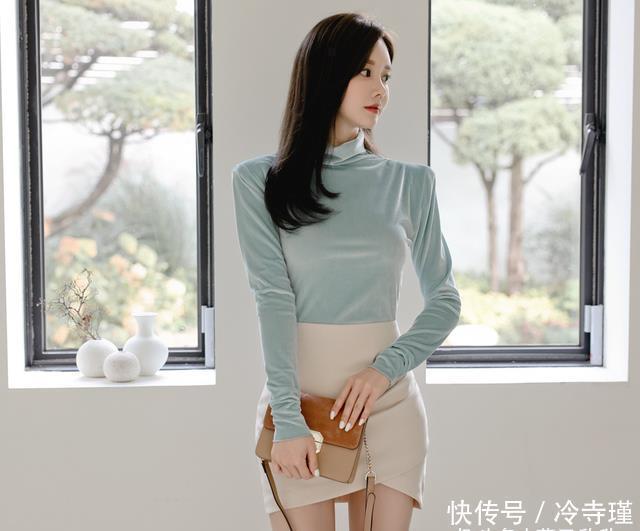 孙允珠|时尚穿搭孙允珠：浅蓝柔绒长袖雪纺衫搭配交错皱褶及膝裙
