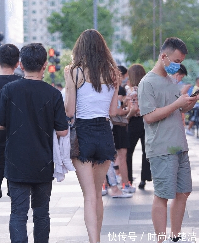 背心 背心牛仔裤搭配超可爱高跟鞋,甜美清纯,休闲舒适