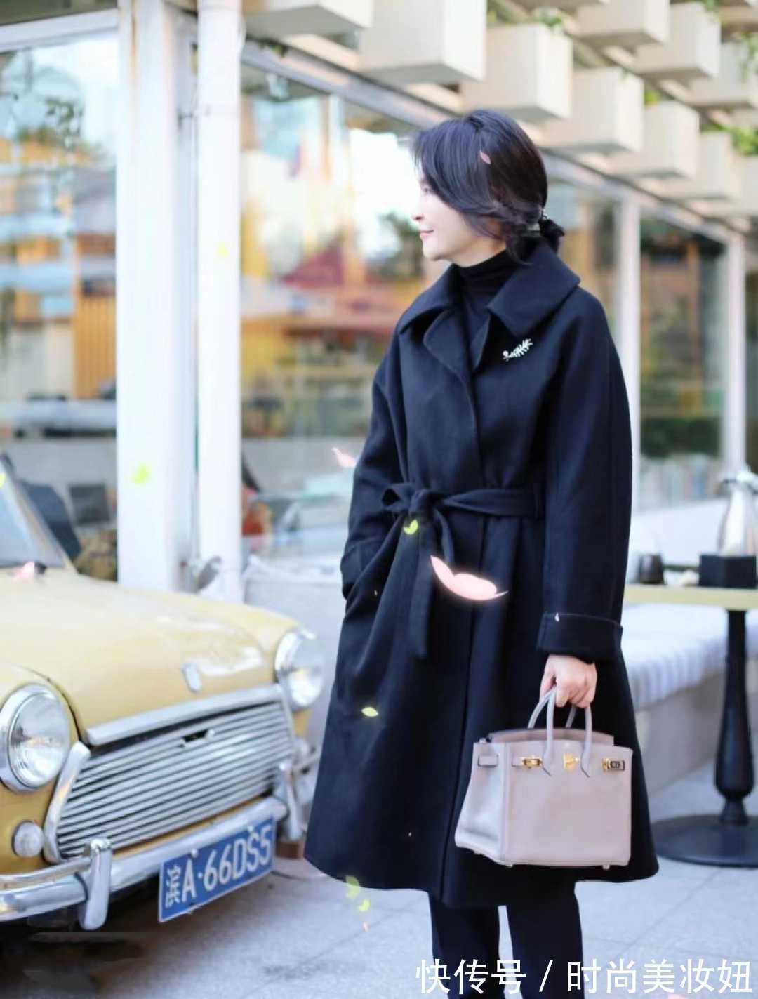 咖啡色|50岁女人如何“优雅过冬”?学她的穿搭思路,温柔大方又高级