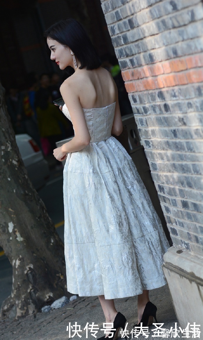 小姐姐|美女街拍短发小姐姐一袭抹胸白裙仙气十足,韵味悠扬