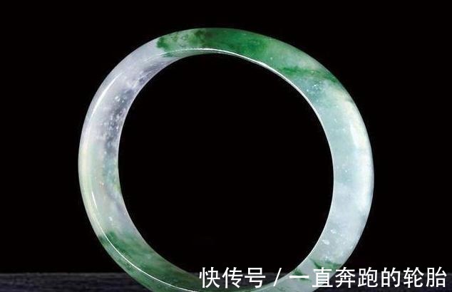 测量方法 面对不同的翡翠首饰,我们该如何进行挑选呢!