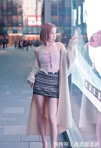 小姐姐|街拍：韵味十足的小姐姐，一身搭配简约而不失优雅，气质超然