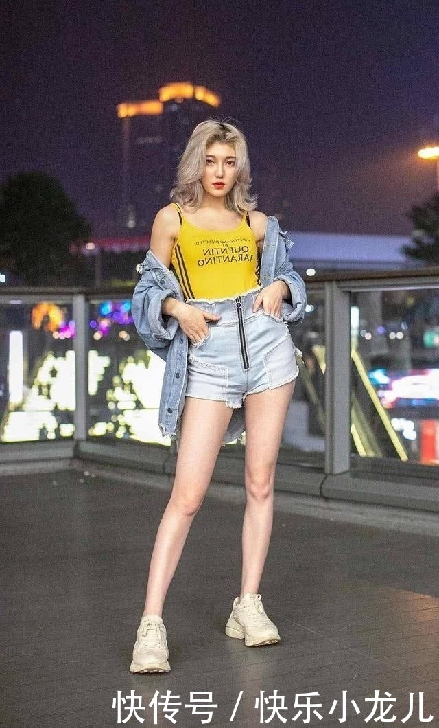 街拍小姐姐穿着黄色的字母印花小背心，可爱又减龄