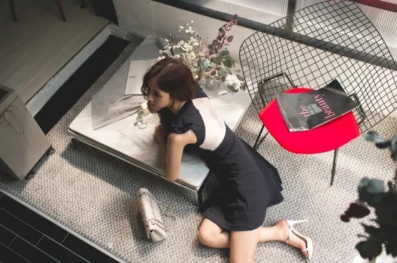 衬裙|美图欣赏:孙允珠,风铃草墨色百褶钩花无袖衬裙