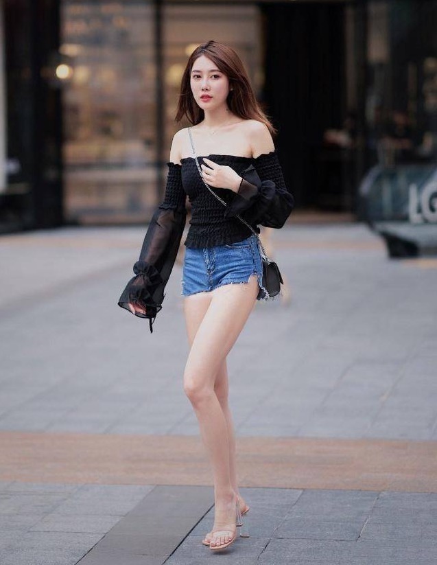 穿搭|美女街拍:身材高挑的小姐姐,休闲穿搭黑色抹胸T恤,尽显时尚又迷人
