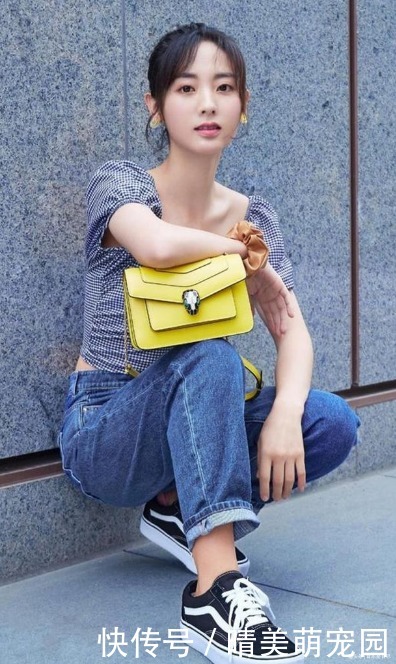 吊带|路人街拍,清爽的碎花裙外搭白色西装,打造出曼妙身姿