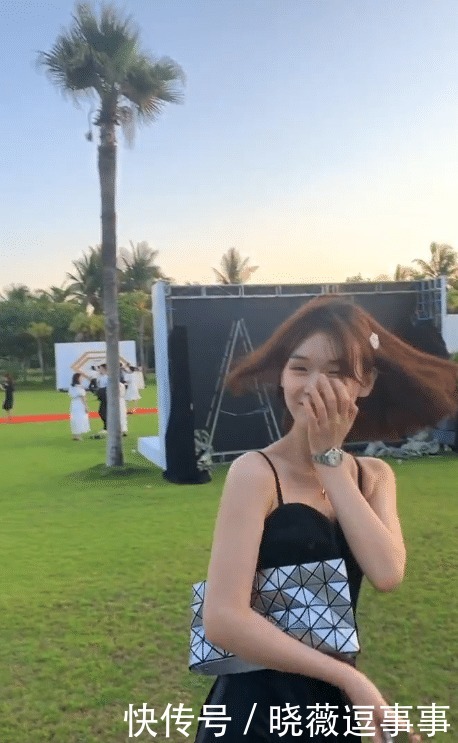 户外穿着吊带连衣裙的美女,嘟嘴的样子太可爱