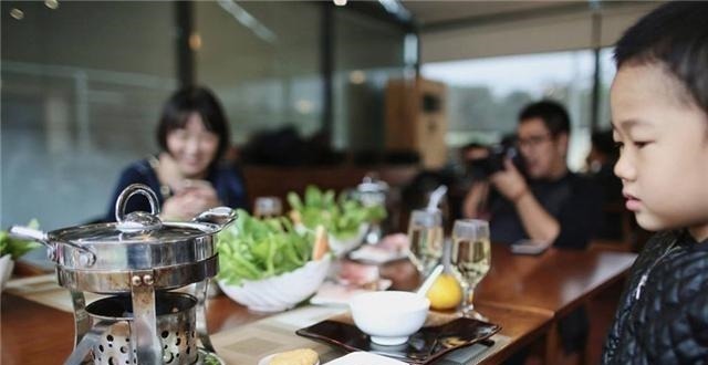 宝妈|“最可怜宝宝”火了,父母吃烧烤嫌孩子碍事,把娃装进包放凳上