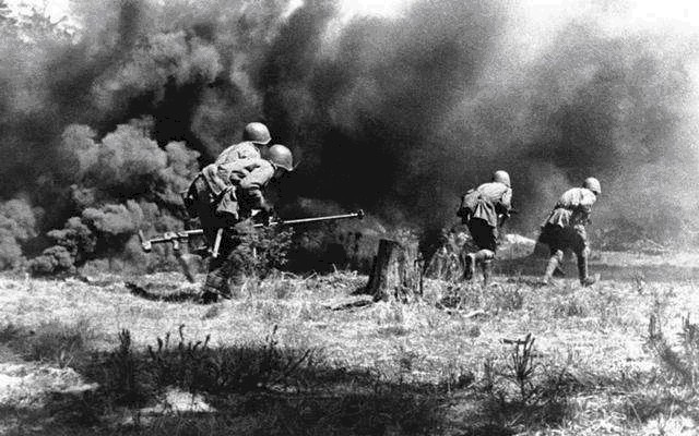 希特勒|二战时期，为什么希特勒可以打败整个西方，却最后被苏联消灭？