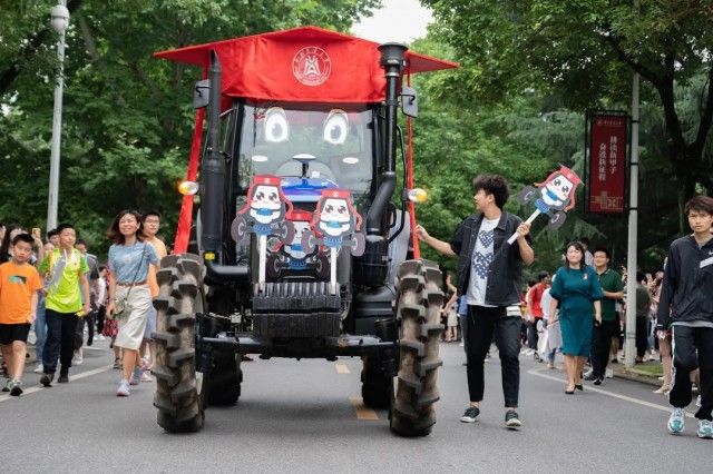 毕业生|太猛了！高校毕业巡游，他们开着“拖拉机”来了……