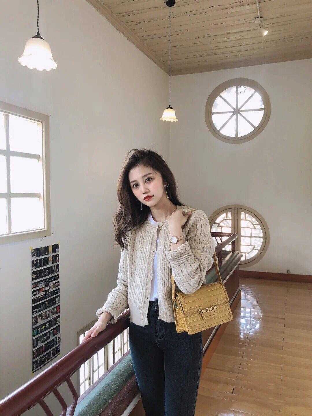 小蛮腰|秋天穿搭温度与风度并存,毛衣开衫搭配九分裤保暖舒适,漂亮大气