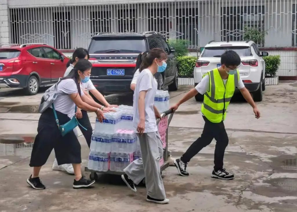 志愿者|湖南25名大学生在河南社会实践时遇暴雨，就地当志愿者参与救灾