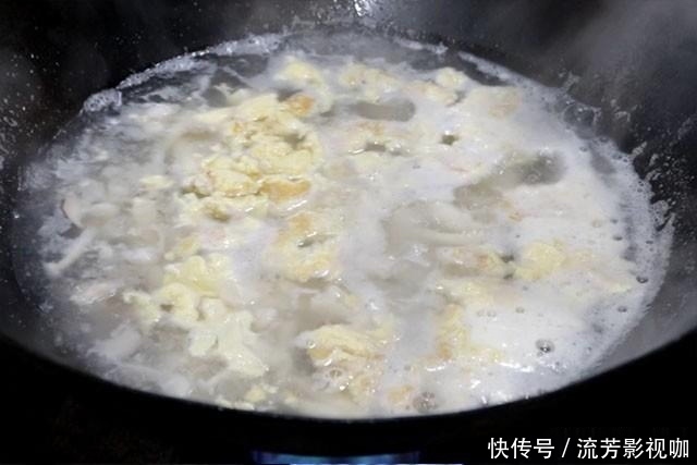 秋燥|初秋微凉,就爱一锅三鲜汤,暖胃降秋燥,加上这道食材,满口鲜香