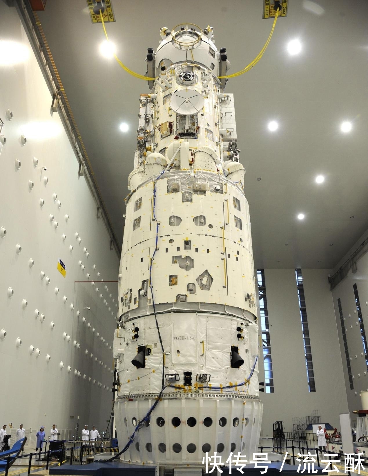 天問(wèn)一號(hào) 天宮空間站看地球蔚為壯觀,核心艙太陽(yáng)翼?yè)岀R!臨淵羨魚(yú)成過(guò)去式