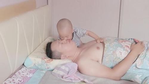 宝宝|爸爸睡觉太香甜，宝宝饿了1小时，又踹又打，最后使出绝招才叫醒