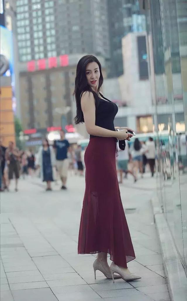 街拍：身材苗条的美女，衬衫配黑色紧身裤，年轻活力气质
