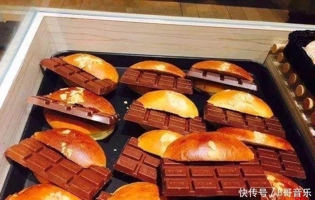 面包|日本网友发现夹着一整块巧克力的巧克力面包，网友：简单粗暴！