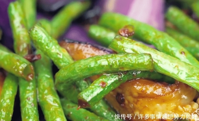 好吃|鲜甜爽口的茄子烧豆角,烹饪简单,营养好吃,孩子爱吃的素食美味