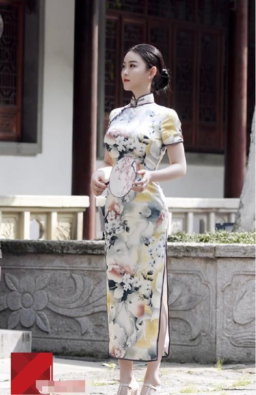 旗袍穿出气质,叉开的刚刚好,一般人养不起