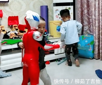 奧特曼|“孩子靜悄悄，指定在作妖”，熊孩子和奧特曼上演“二人轉”火了