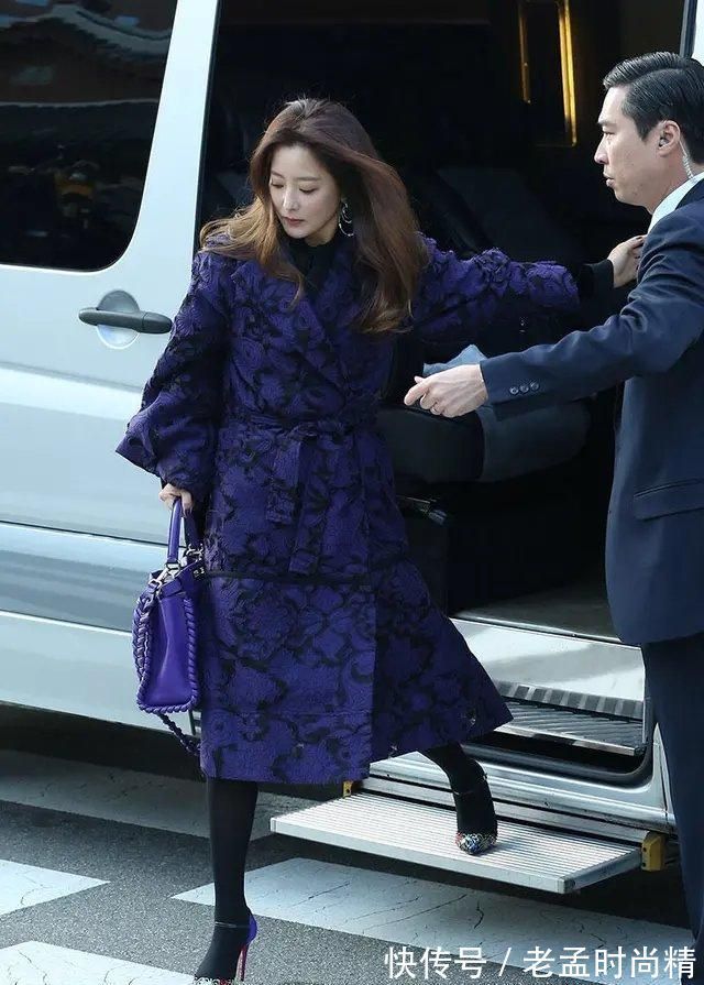 包包|这也太会穿了吧,深蓝魅惑大衣配细高跟,彰显高贵典雅的独特气质