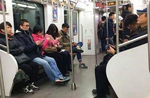 坐车|宝妈带女儿坐车被骂没教养,女儿的一番话,乘客们羞红了脸