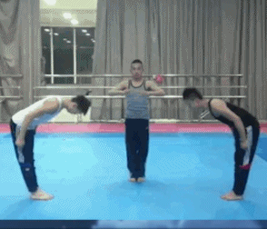 |搞笑GIF段子:徒手捞鱼的独门秘籍,不是谁都能学得来