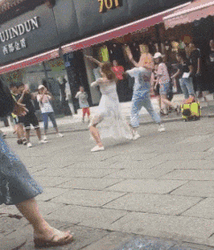 |搞笑GIF:霸气了我的姐 这辈子见过最拉风的走路姿势