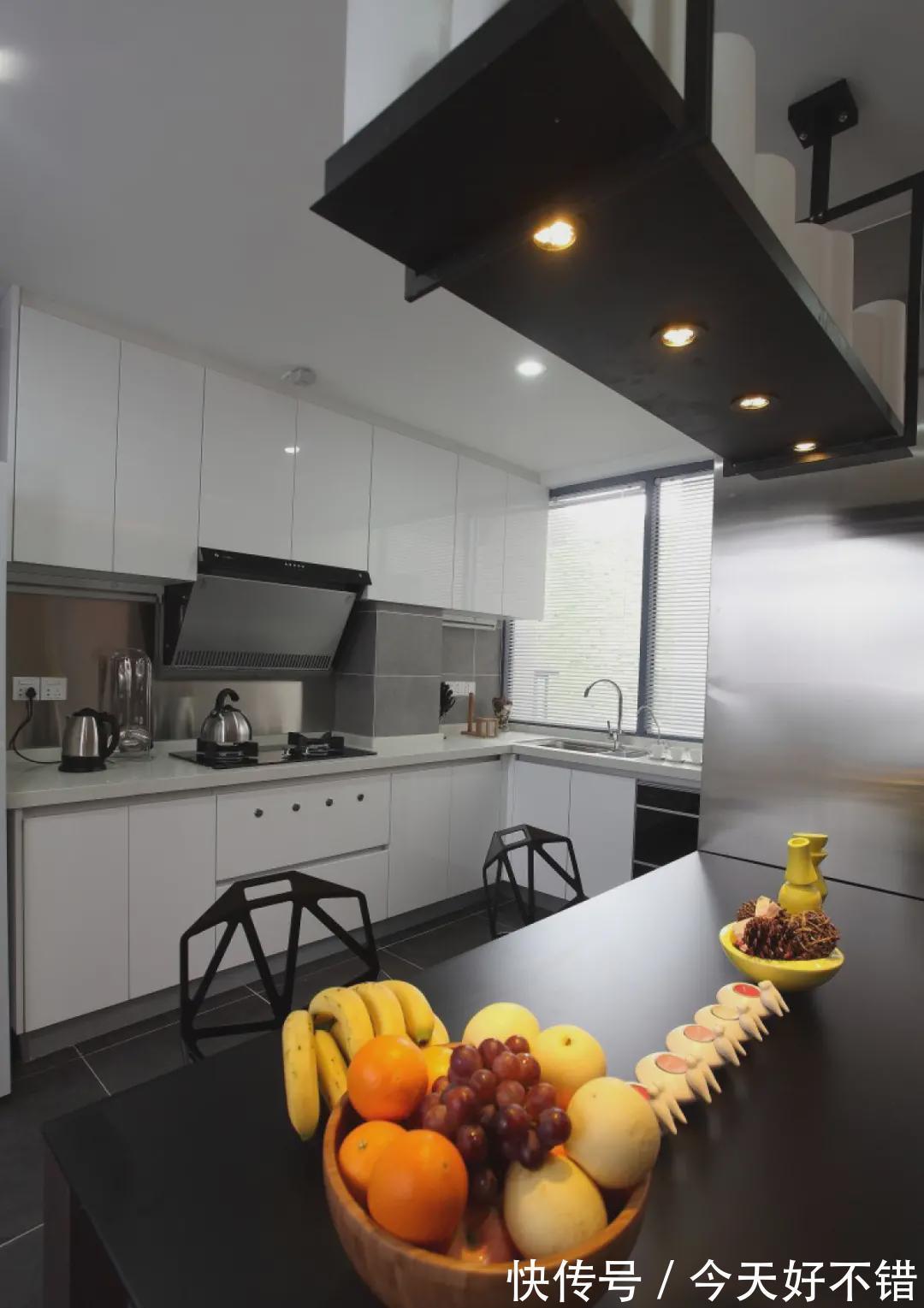 装修|130㎡新房装修，现代简约风设计，好有情调的一个阳台布置！