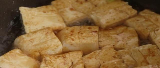 在家想吃铁板豆腐，没有铁板用平底锅做，香辣入味，开胃又下饭