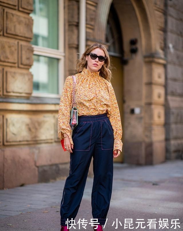 出彩|三四十岁的女人,秋冬穿碎花单品会更加出彩,时髦减龄又有气质