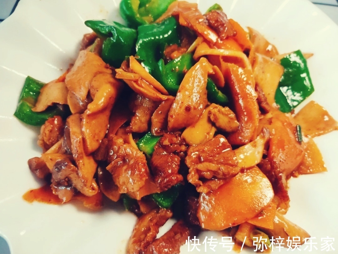 翻炒均匀|美食家常菜推荐杏鲍菇炒肉,生葱炒鸡蛋,小炒黄牛肉,美味下饭