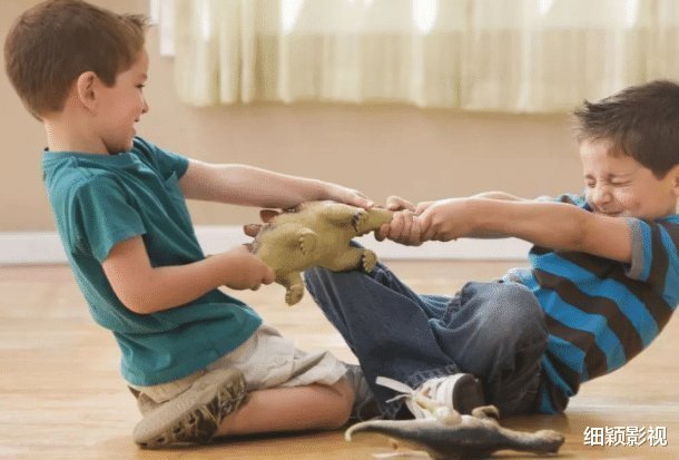 爸妈|二胎喜欢“争宠”,新手爸妈应该这样做,保持平衡,不偏不向才是“王道”