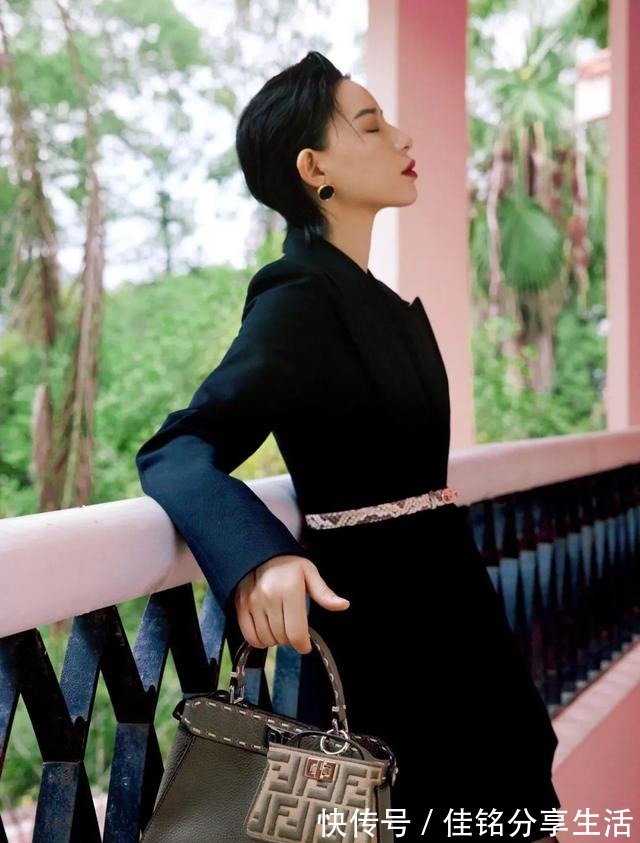 peekaboo 无论时尚圈的风怎么刮,Fendi这个包包都永不过时!