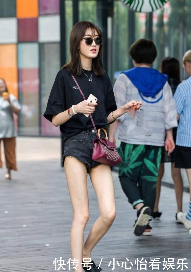 搭配|粉色T恤搭配黑色瑜伽裤,简单清爽,展完美曲线