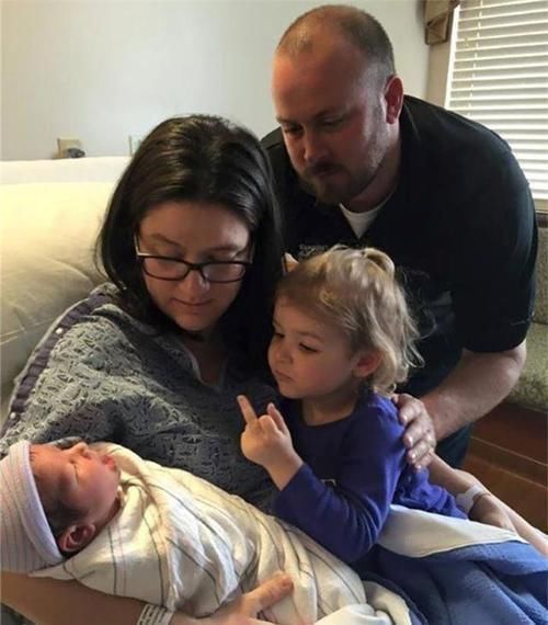 父母|女大学生回家,发现父母偷偷生下二胎,第一反应彰显满满的求生欲