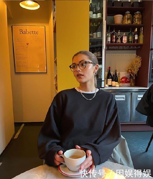 买卫衣就要挑这3个“经典款”,时髦又百搭,穿个十年都不过时!