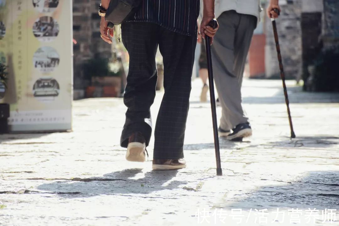 中老年人|50岁以上的人，坚持走路有助长寿，可做不到这5点多走也是白搭