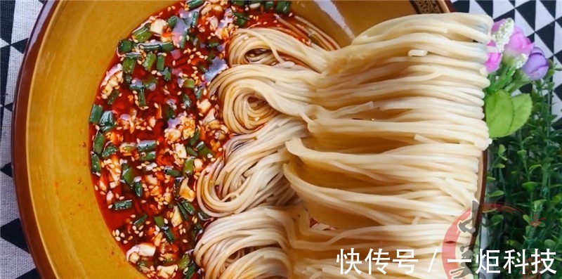 面条此吃法真过瘾,几分钟就完成,比牛肉面还香,早餐2大碗不够